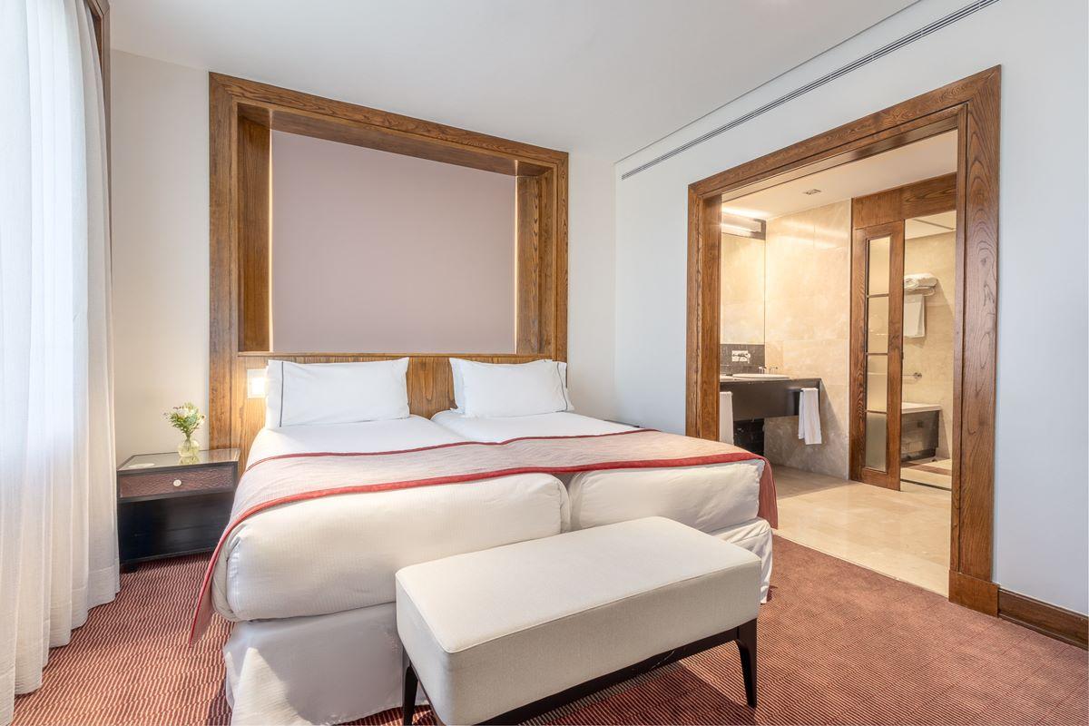 فندق أجنحة يوروستارز ميراسييرا مدريد المظهر الخارجي الصورة A bedroom at the hotel