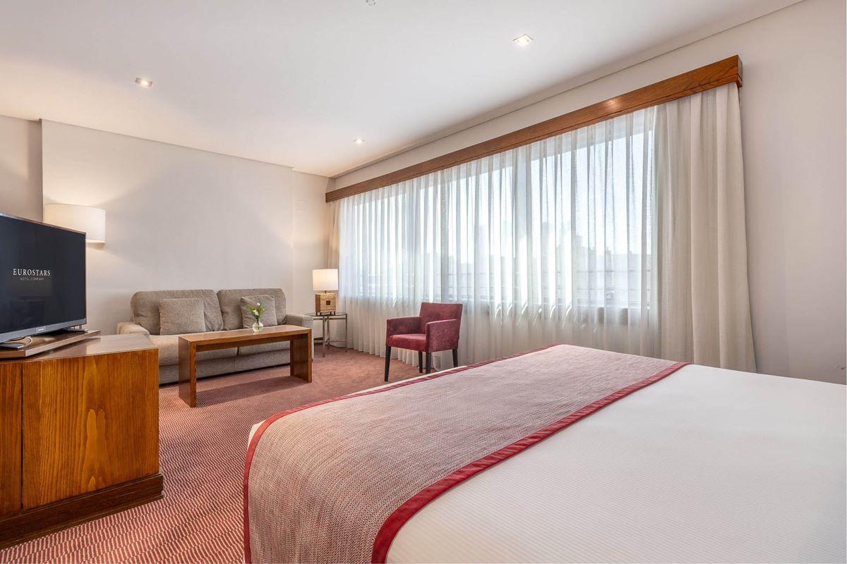 فندق أجنحة يوروستارز ميراسييرا مدريد المظهر الخارجي الصورة A room at the hotel