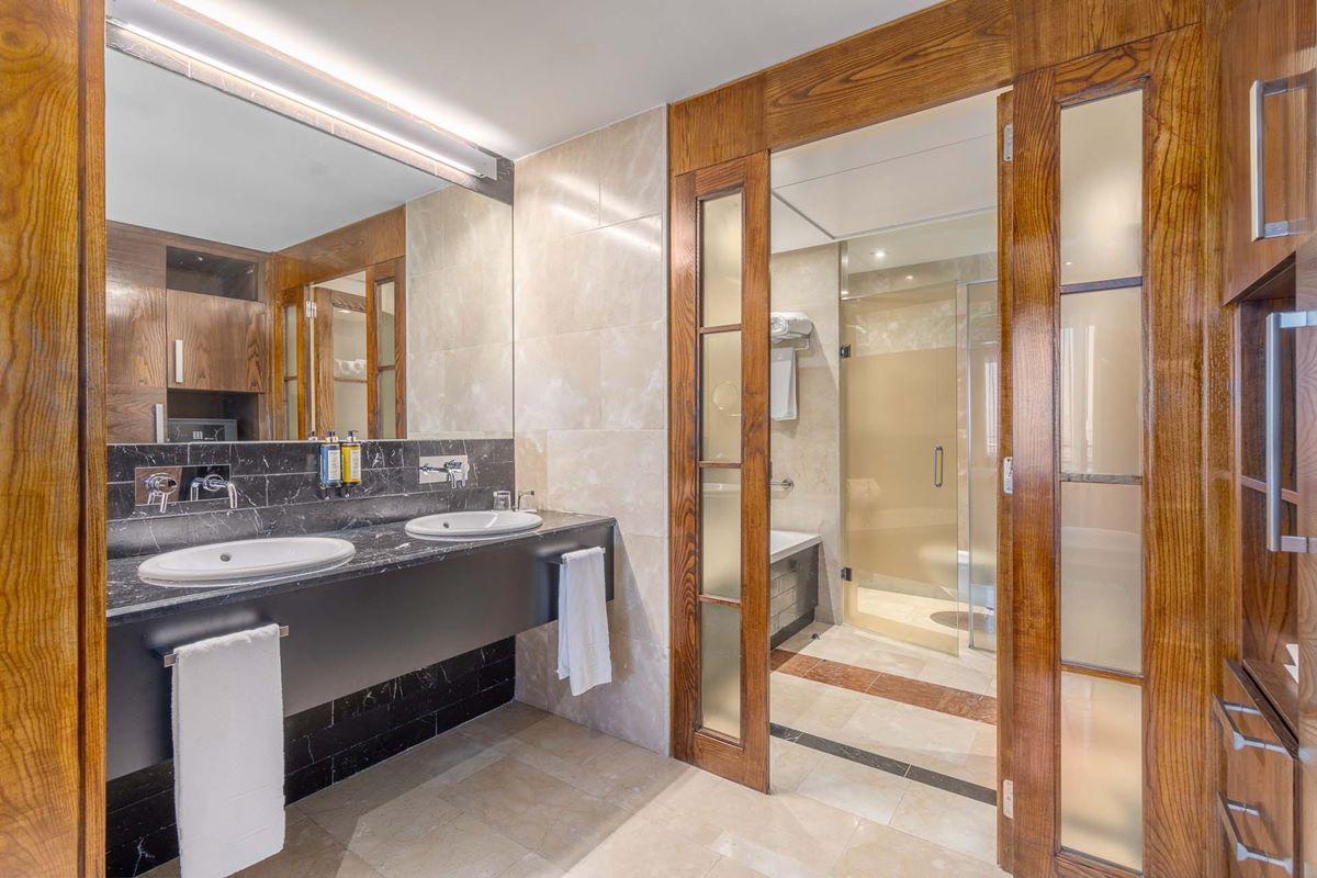 فندق أجنحة يوروستارز ميراسييرا مدريد المظهر الخارجي الصورة Bathroom