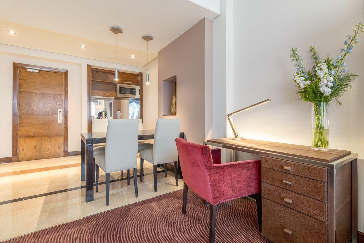 فندق أجنحة يوروستارز ميراسييرا مدريد المظهر الخارجي الصورة A suite at the hotel