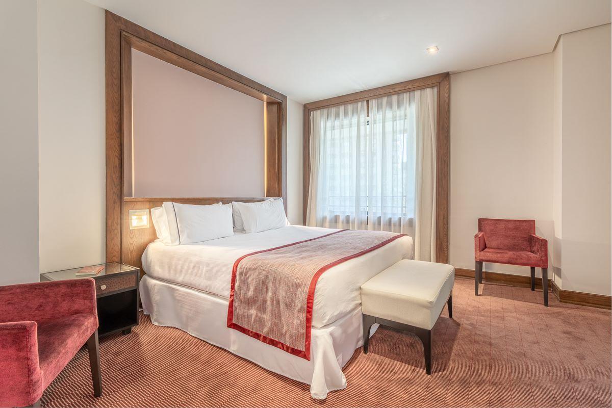 فندق أجنحة يوروستارز ميراسييرا مدريد المظهر الخارجي الصورة A bedroom at the hotel