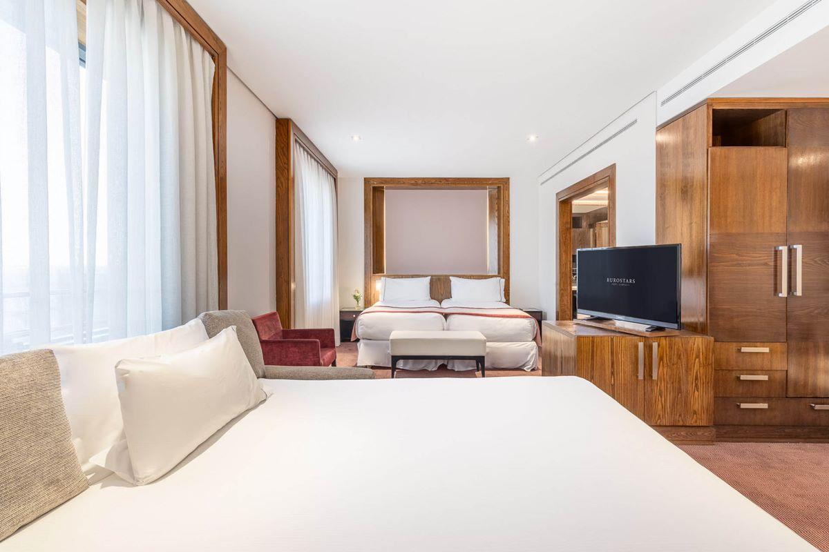 فندق أجنحة يوروستارز ميراسييرا مدريد المظهر الخارجي الصورة A bedroom at the hotel