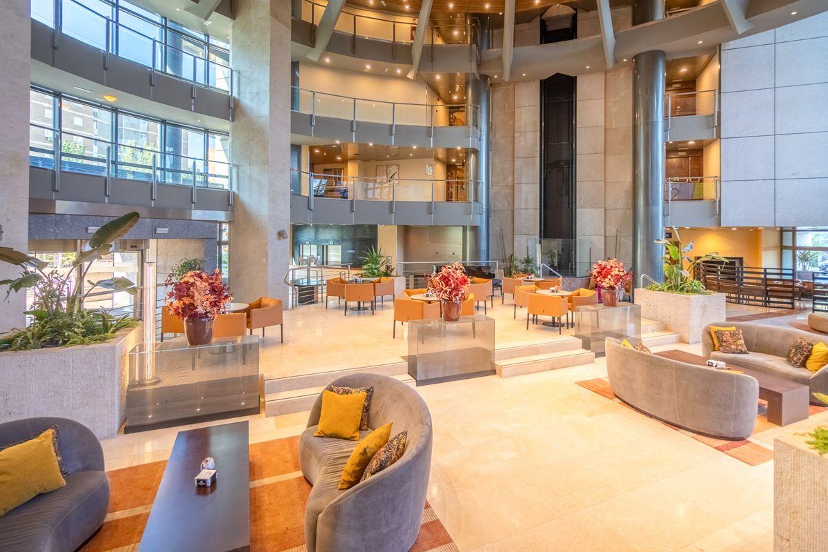 فندق أجنحة يوروستارز ميراسييرا مدريد المظهر الخارجي الصورة The lobby of the hotel