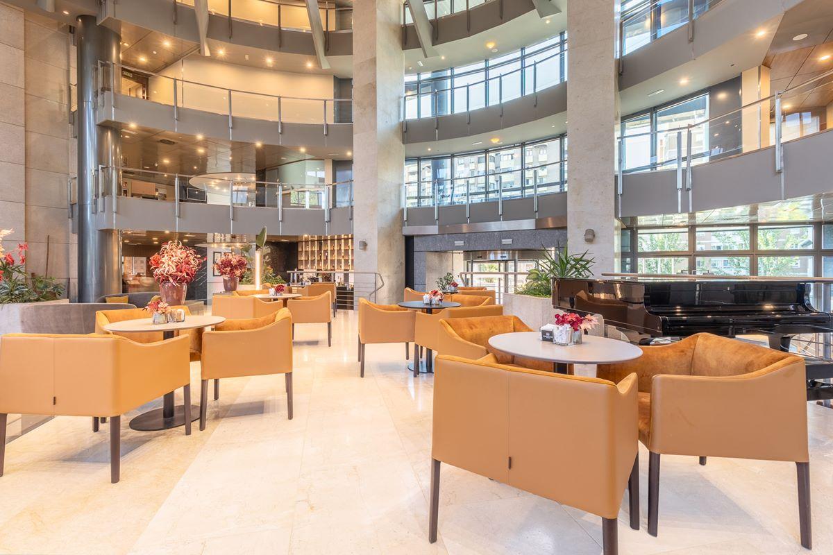 فندق أجنحة يوروستارز ميراسييرا مدريد المظهر الخارجي الصورة The lounge at the airport